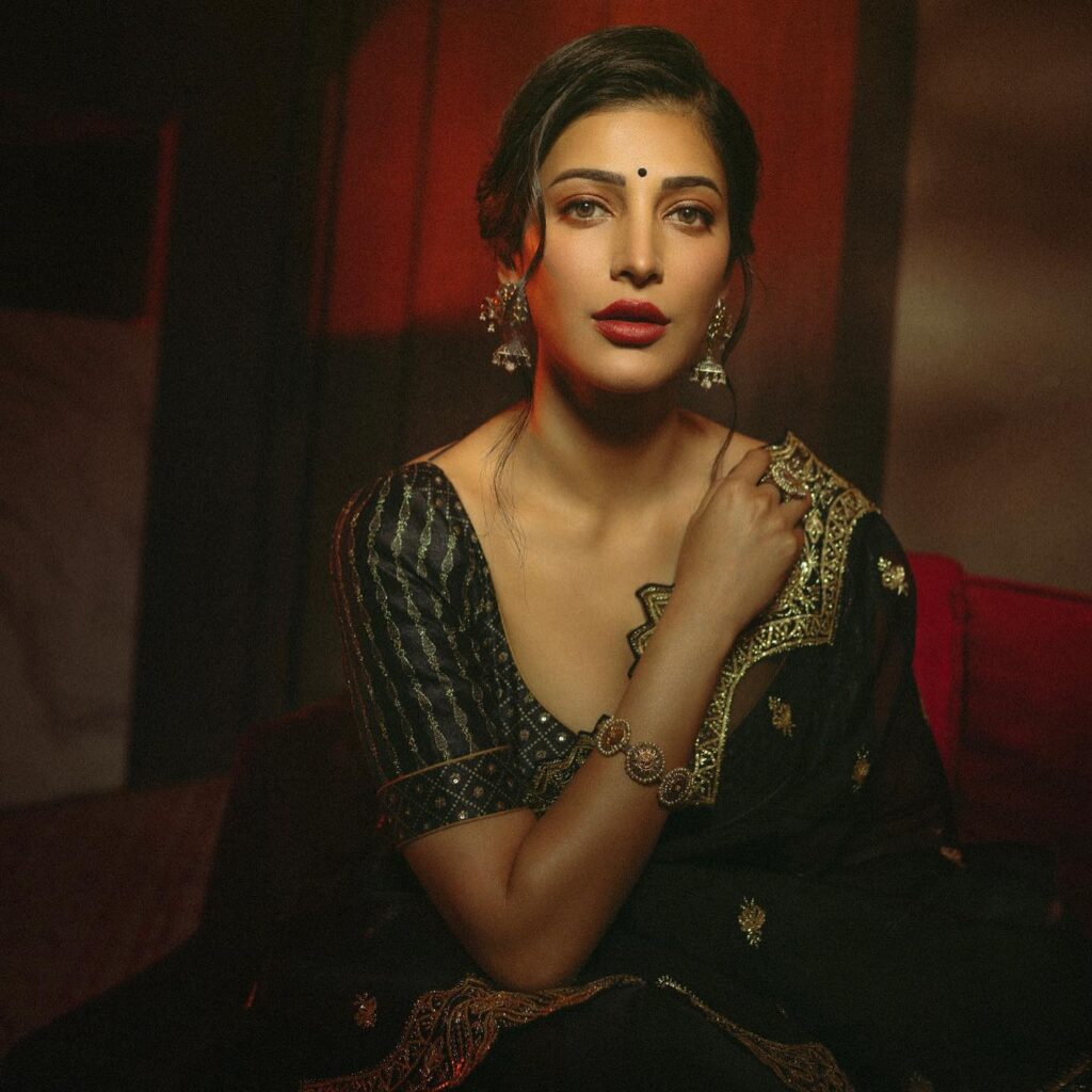 Shruthi Haasan Stunning Images, Shruthi Haasan Beautiful Images, Shruthi Haasan Stills, Shruthi Haasan Pics, Shruthi Haasan Pictures, Shruthi Haasan Photos,