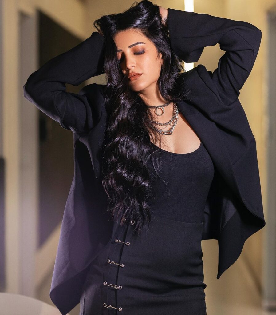 Shruthi Haasan Stunning Images, Shruthi Haasan Beautiful Images, Shruthi Haasan Stills, Shruthi Haasan Pics, Shruthi Haasan Pictures, Shruthi Haasan Photos,