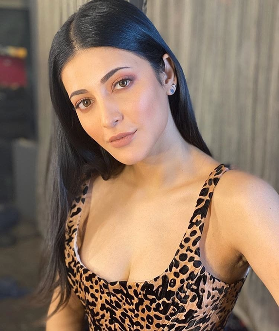 Shruthi Haasan Stunning Images, Shruthi Haasan Beautiful Images, Shruthi Haasan Stills, Shruthi Haasan Pics, Shruthi Haasan Pictures, Shruthi Haasan Photos,