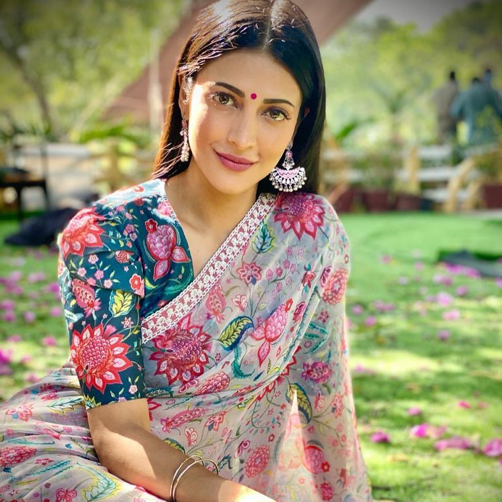 Shruthi Haasan Stunning Images, Shruthi Haasan Beautiful Images, Shruthi Haasan Stills, Shruthi Haasan Pics, Shruthi Haasan Pictures, Shruthi Haasan Photos,