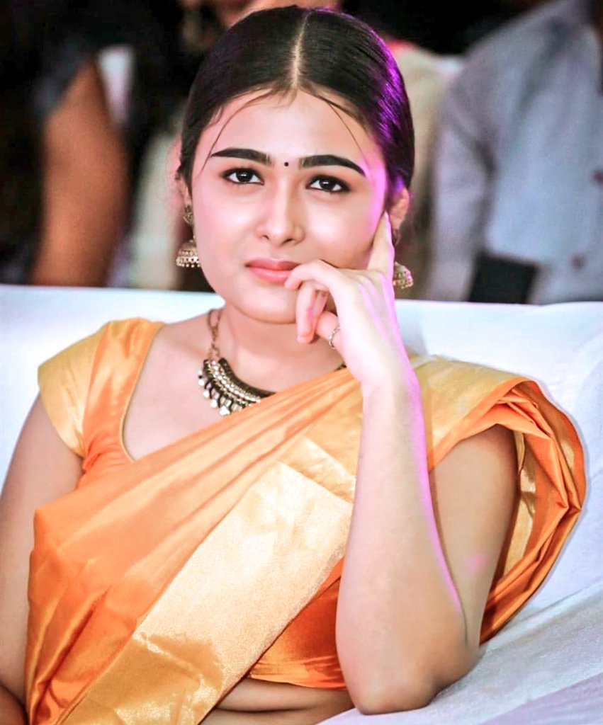 Shalini Pandey Photo gallery, Shalini Pandey Images, Shalini Pandey Photos, Shalini Pandey Pics, Shalini Pandey Stills, Shalini Pandey Pictures, Shalini Pandey Glamorous Images.