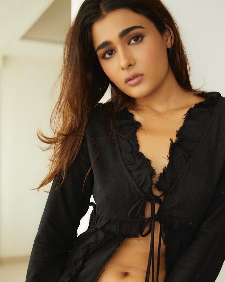 Shalini Pandey Photo gallery, Shalini Pandey Images, Shalini Pandey Photos, Shalini Pandey Pics, Shalini Pandey Stills, Shalini Pandey Pictures, Shalini Pandey Glamorous Images.