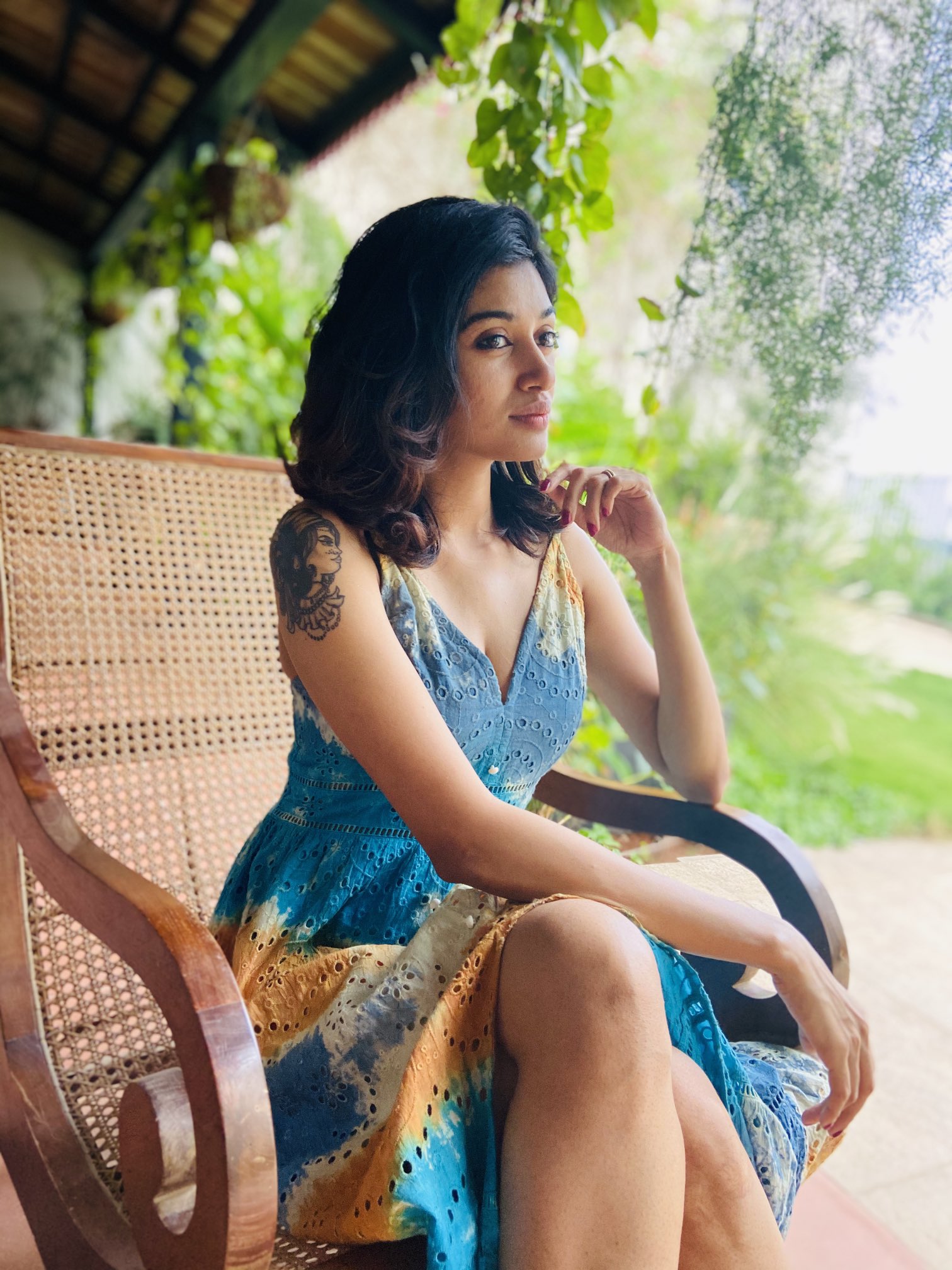 Oviya Beautiful and Glamorous Images, Oviya Images, Oviya Stills, Oviya Pics, Oviya Pictures, Oviya Photos, Oviya Latest Images, Oviya Glamorous Photos, Oviya