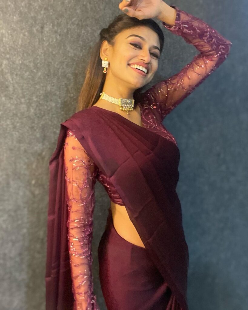 Oviya Beautiful and Glamorous Images, Oviya Images, Oviya Stills, Oviya Pics, Oviya Pictures, Oviya Photos, Oviya Latest Images, Oviya Glamorous Photos, Oviya