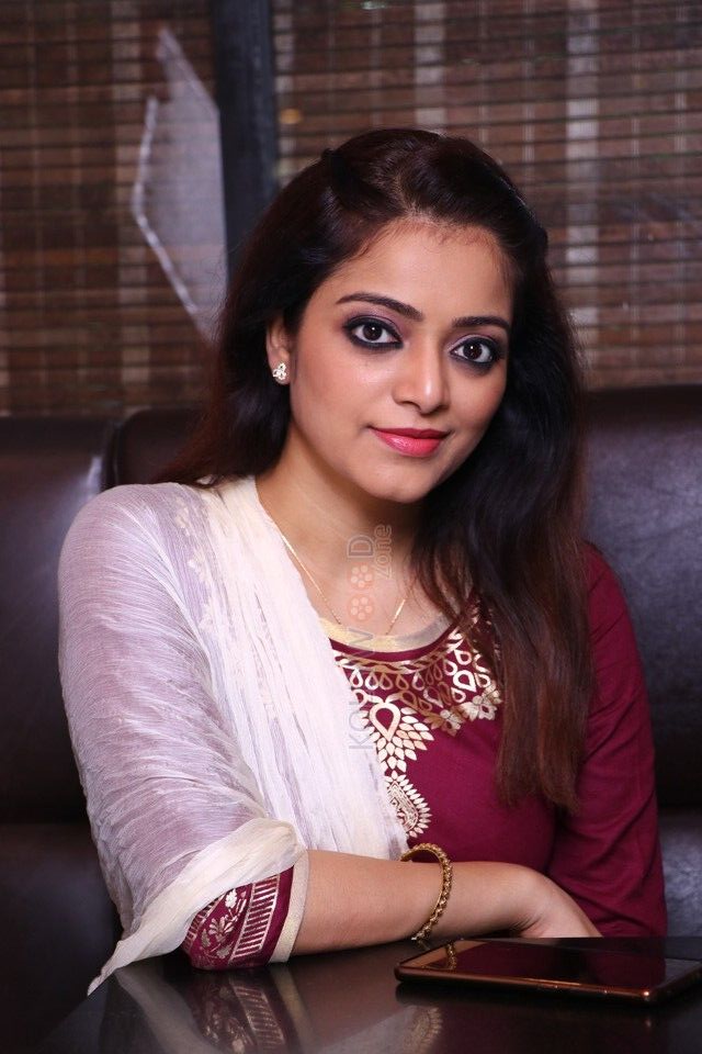 Janani Iyer Family, Janani Iyer Age, Janani Iyer Height, Janani Iyer Husband, Janani Iyer Movie, Janani Iyer Personal Life, Janani Iyer Birth Place, Janani Iyer