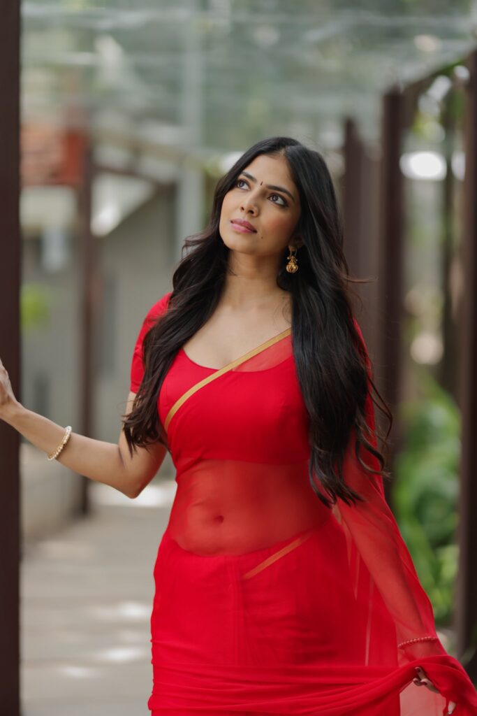 Malavika Mohanan Family, Malavika Mohanan Age, Malavika Mohanan Height, Malavika Mohanan DOB, Malavika Mohanan Native Place, Malavika Mohanan Father, Malavika 