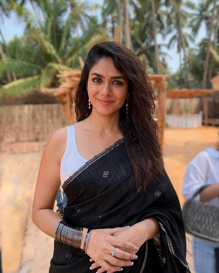 Mrunal Thakur Family, Mrunal Thakur Age, Mrunal Thakur Height, Mrunal Thakur DOB, Mrunal Thakur Father, Mrunal Thakur Mother, Mrunal Thakur Native Place, Mrunal