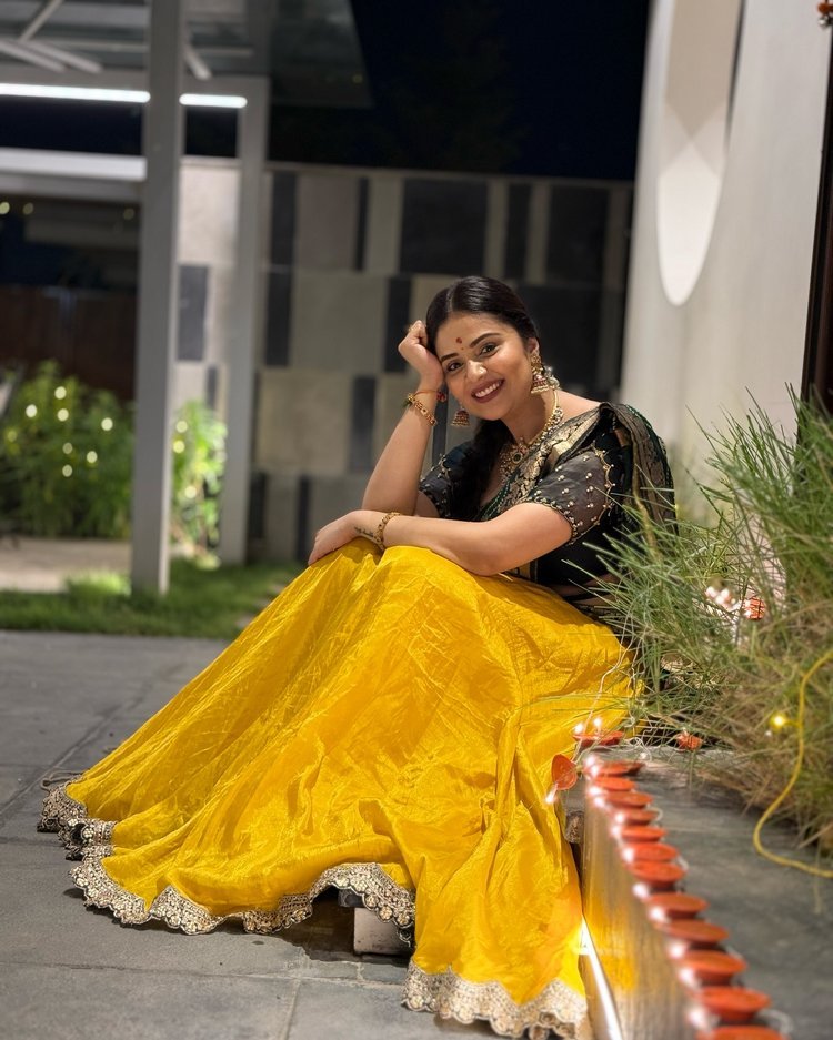 Sreemukhi Family, Sreemukhi Age, Sreemukhi Height, Sreemukhi Personal Life, Sreemukhi Mother, Sreemukhi Father, Sreemukhi DOB, Sreemukhi Tv Anchor, Sreemukhi,